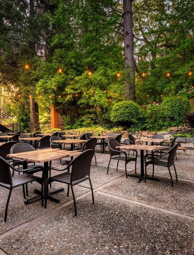 Outdoor dining arrangement in the backyard of The Groveland Hotel.
