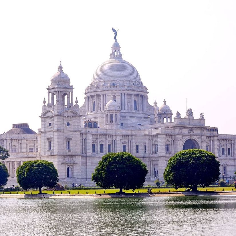 the exterior white facade of Victoria Memorial during day time
