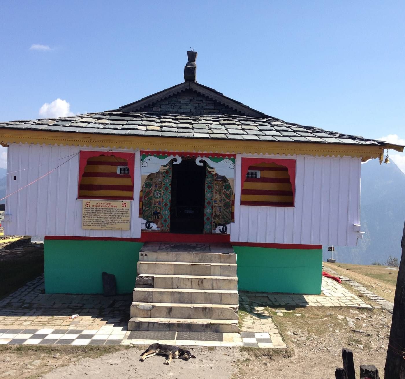 Image of Siyali Mahadev Temple Manali with a clear sky in the background