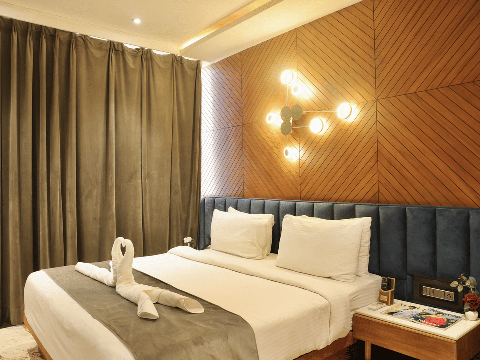 Skyline by Miraya, Venus Family Room, Bed with bedside console and lamp
