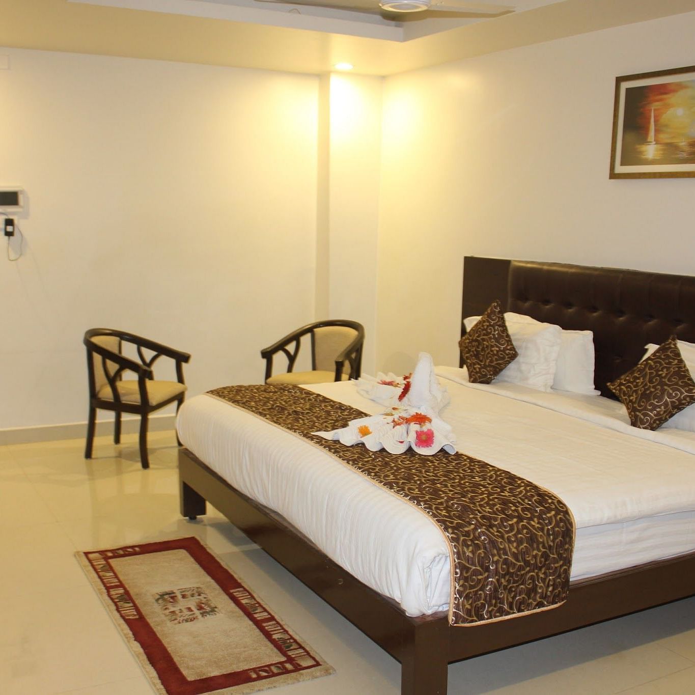 Room with bed, sitting area and television in front at Living roon with sofas and a coffee table at Hotel Green Apple