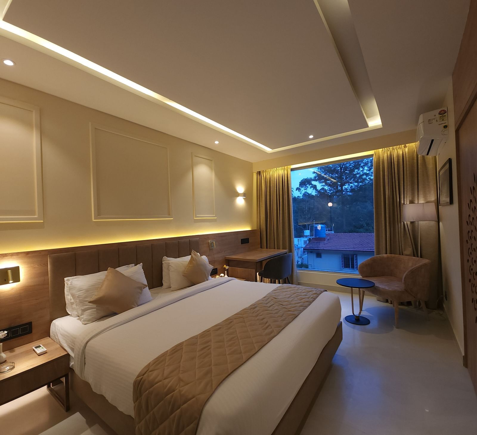 Arabica Presidential Suite with a double bed and side tables