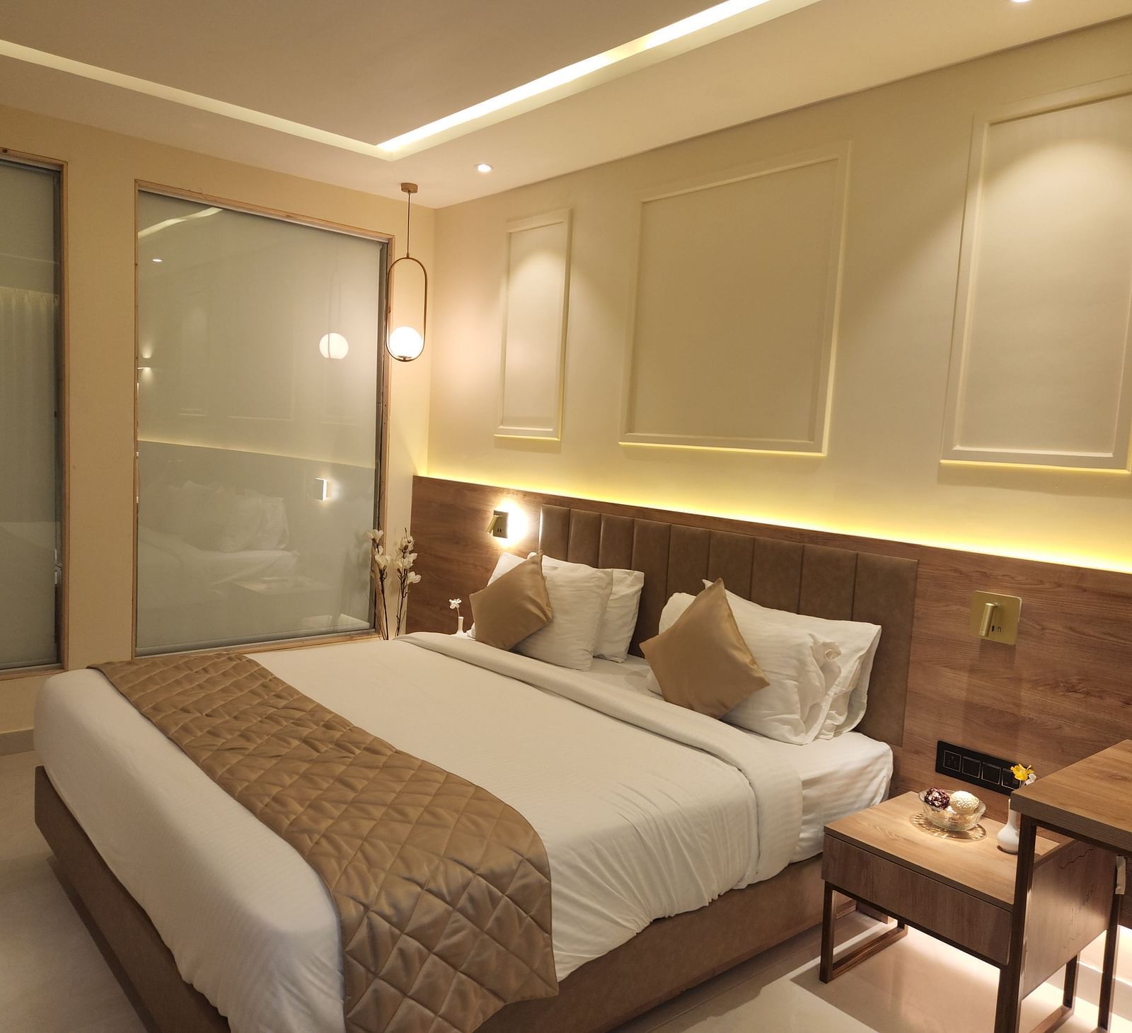 Arabica Suite with a double bed and side tables