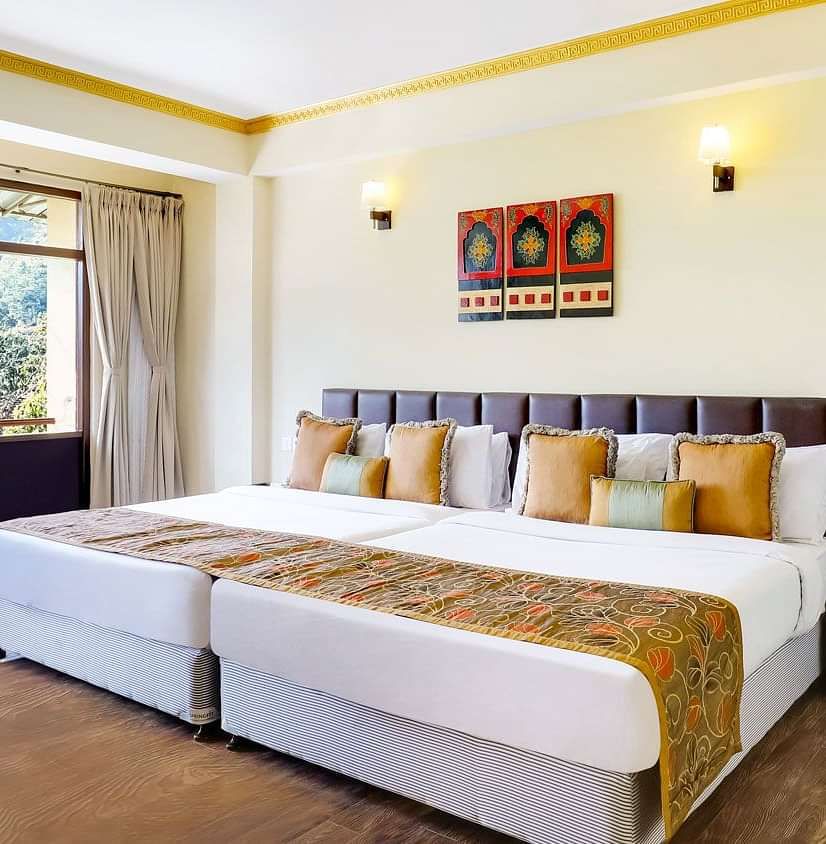 familyRoomWBalcony