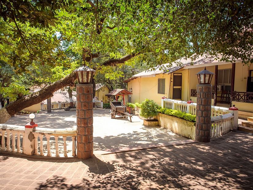 Adamo Resort Matheran - lawn