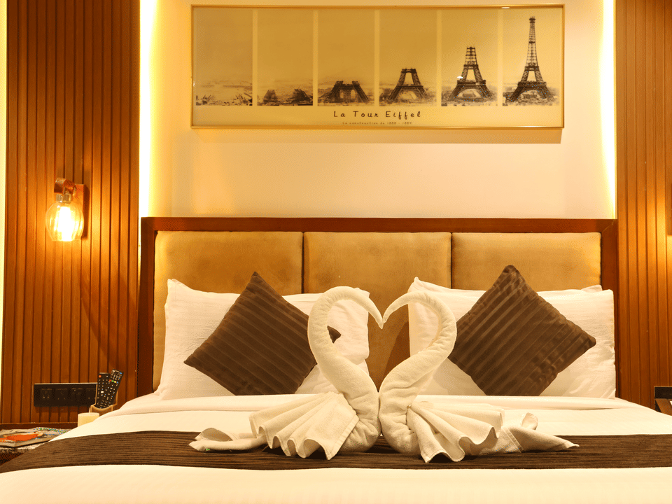Premium Room, Swan towel art on the turned-down bed