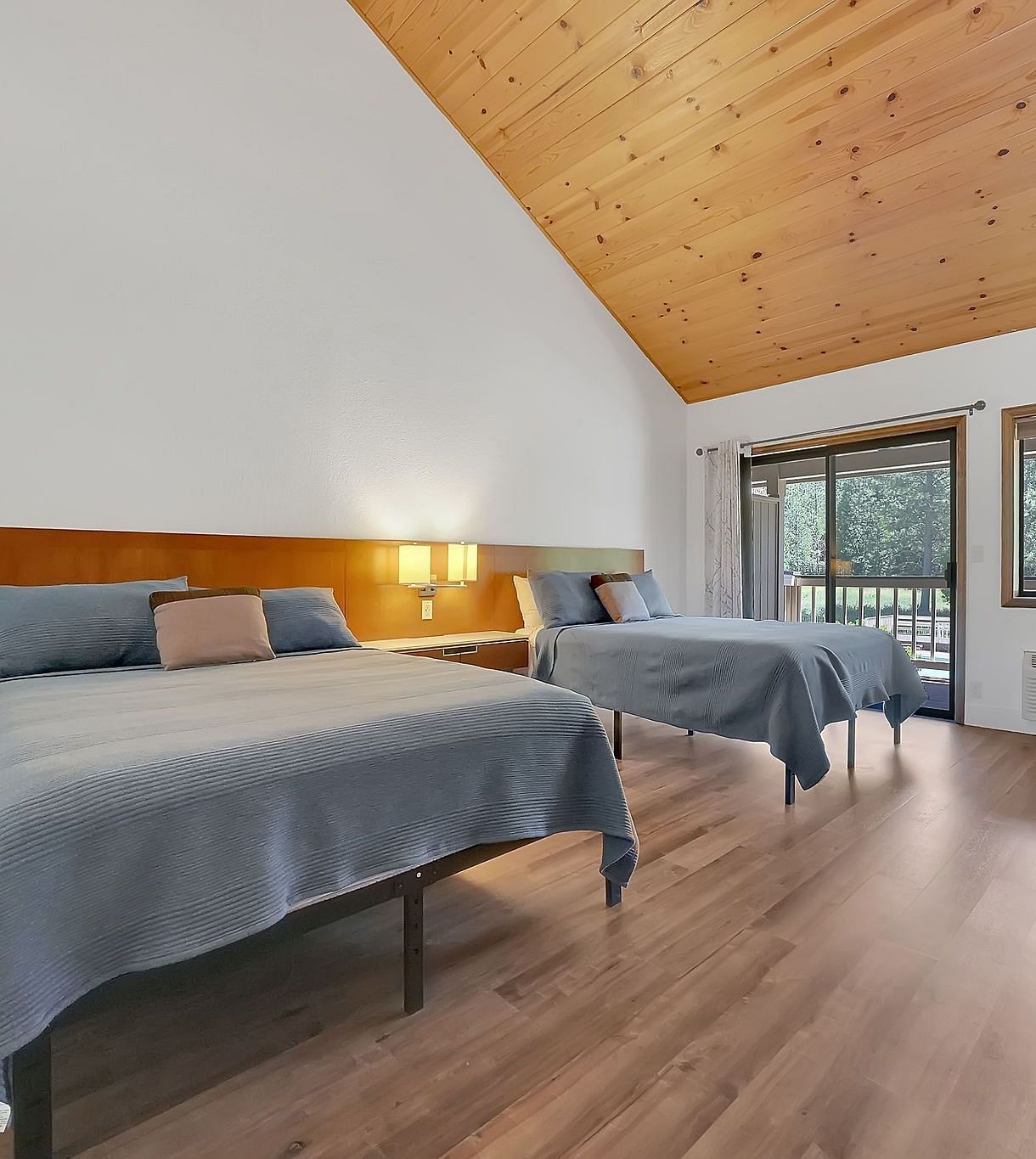 A view of a room at Amador Hotel with twin beds.