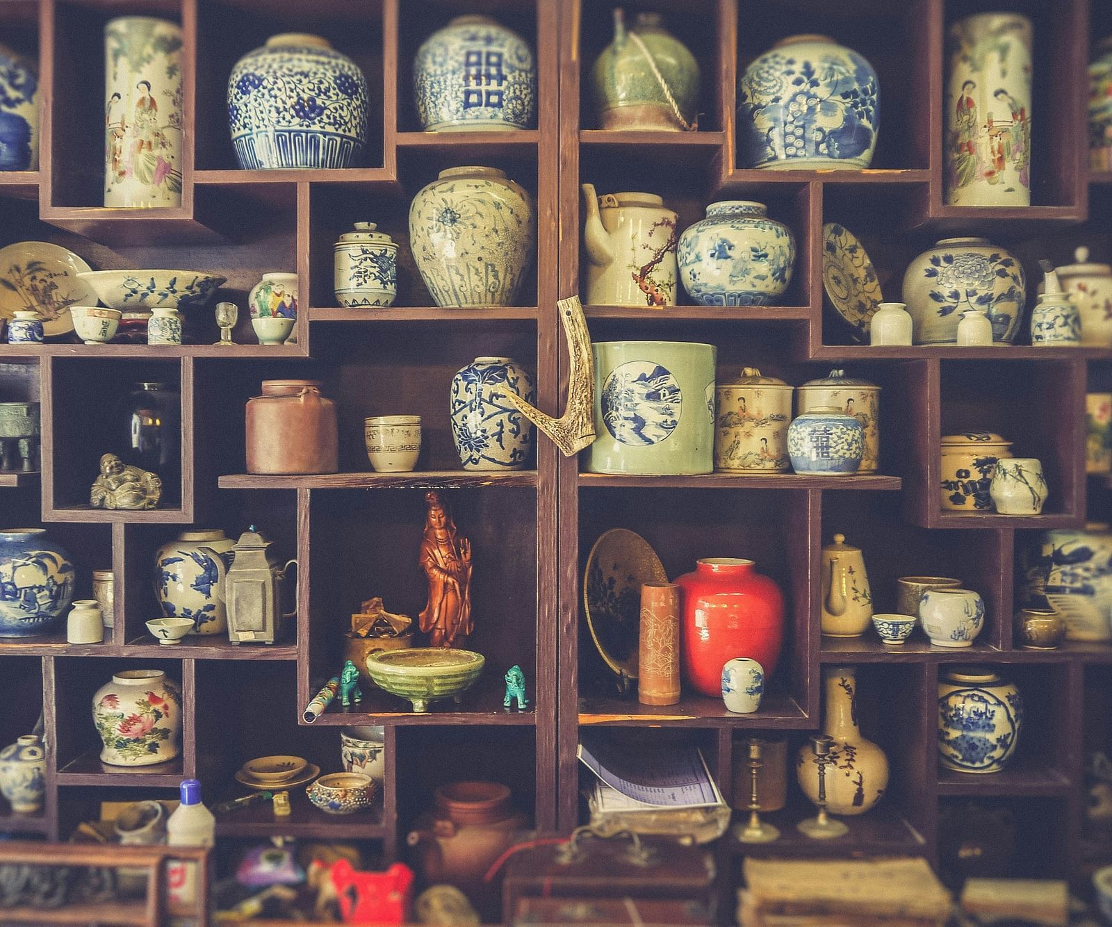 An overview of a showcase with many vases kept inside to be sold