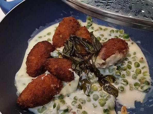 An image of yummy food served on a black plate.