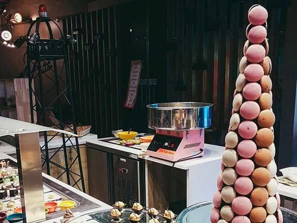A image showing macaron and various other deserts arrangements placed aesthetically.