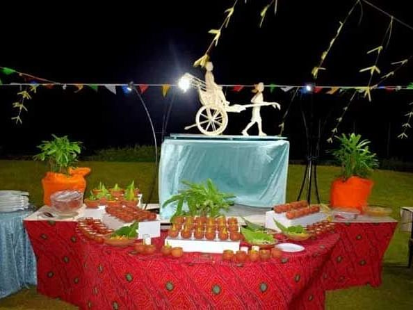 A table arrangement with a statue and night sky in the background.