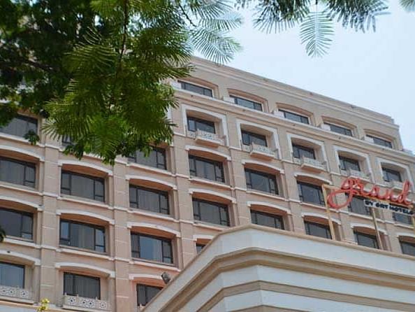 Facade image of a hotel with multiple windows.