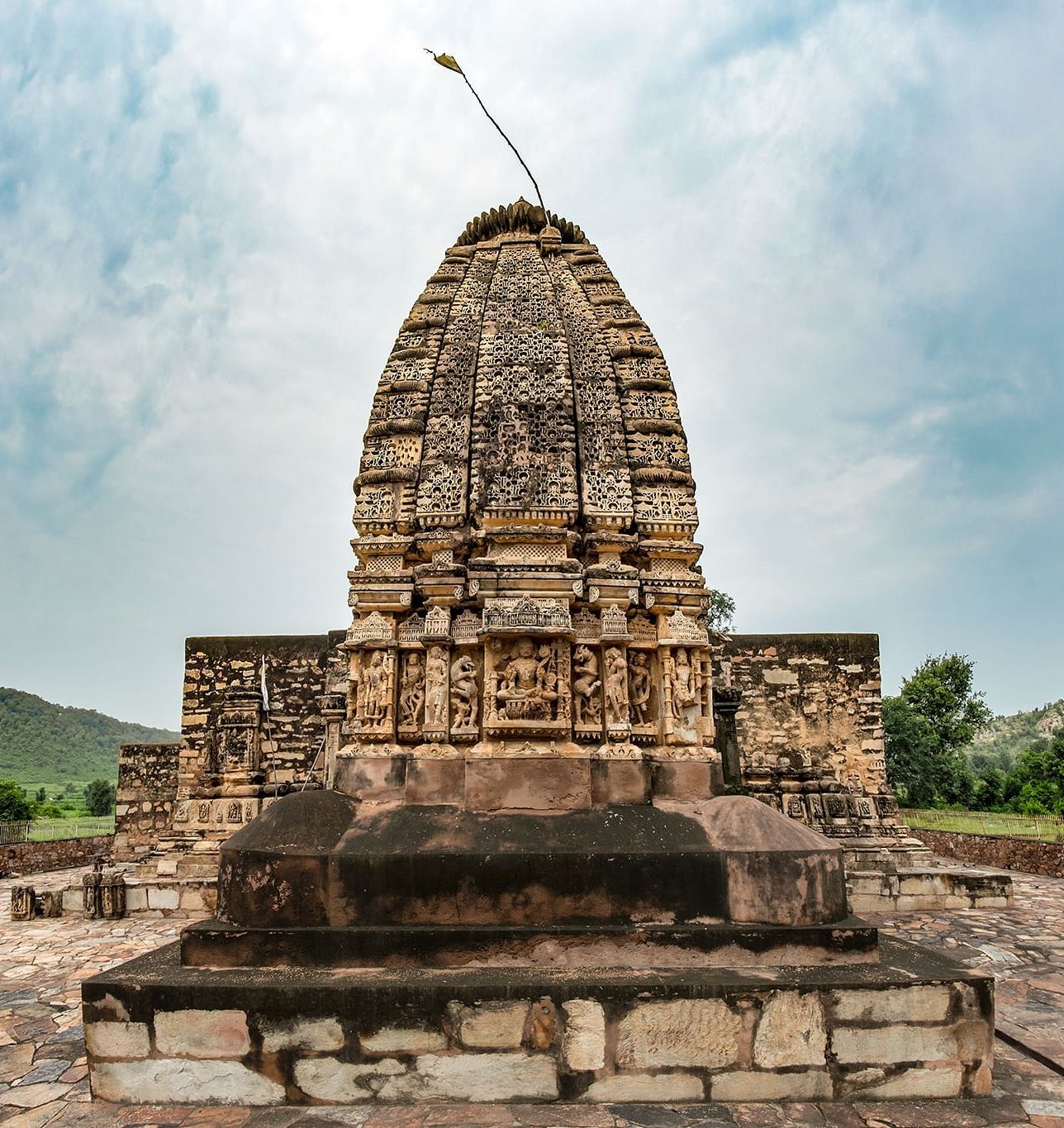 An image of Neelkanth temple with a mountain backdrop and a clear sky