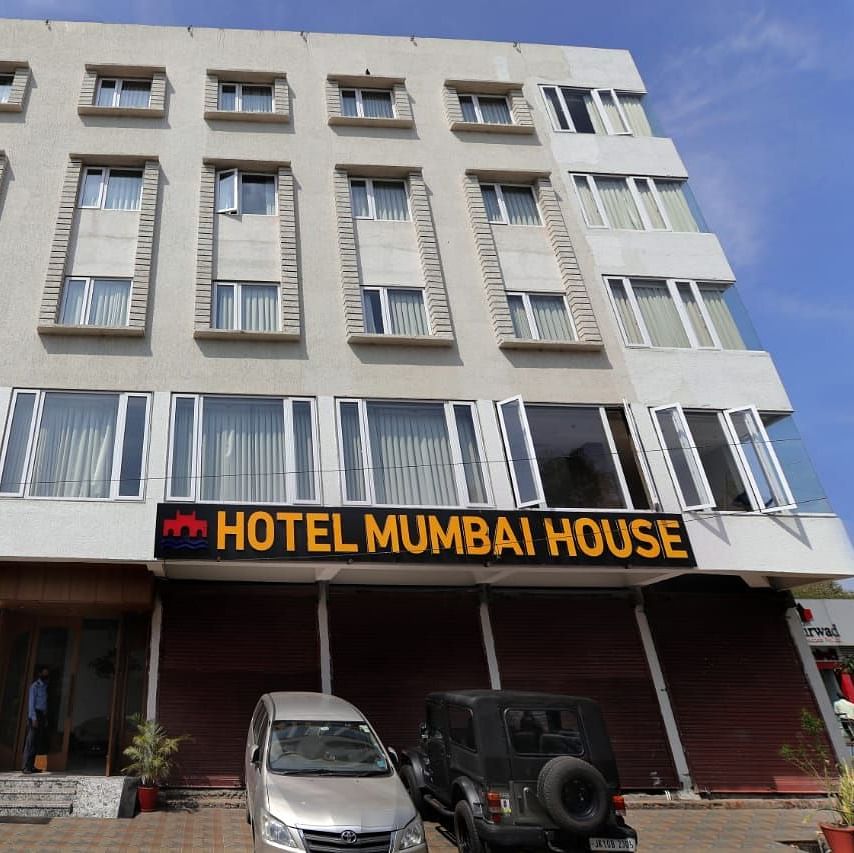 Facade of Hotel Mumbai House Express, Udaipur