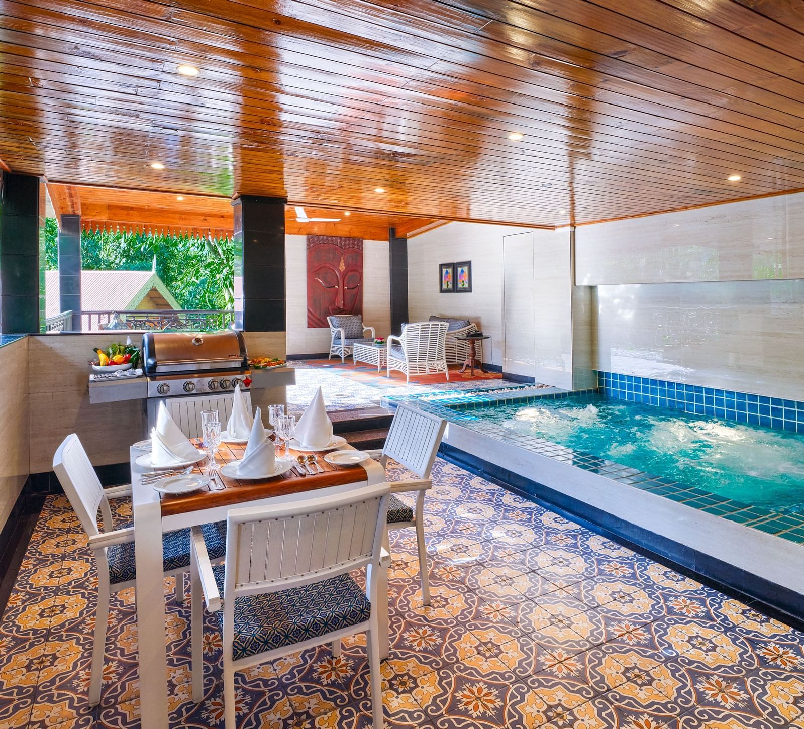 Swimming pool in Oriental Villa with a dining area, barbecue grill and wooden ceiling..