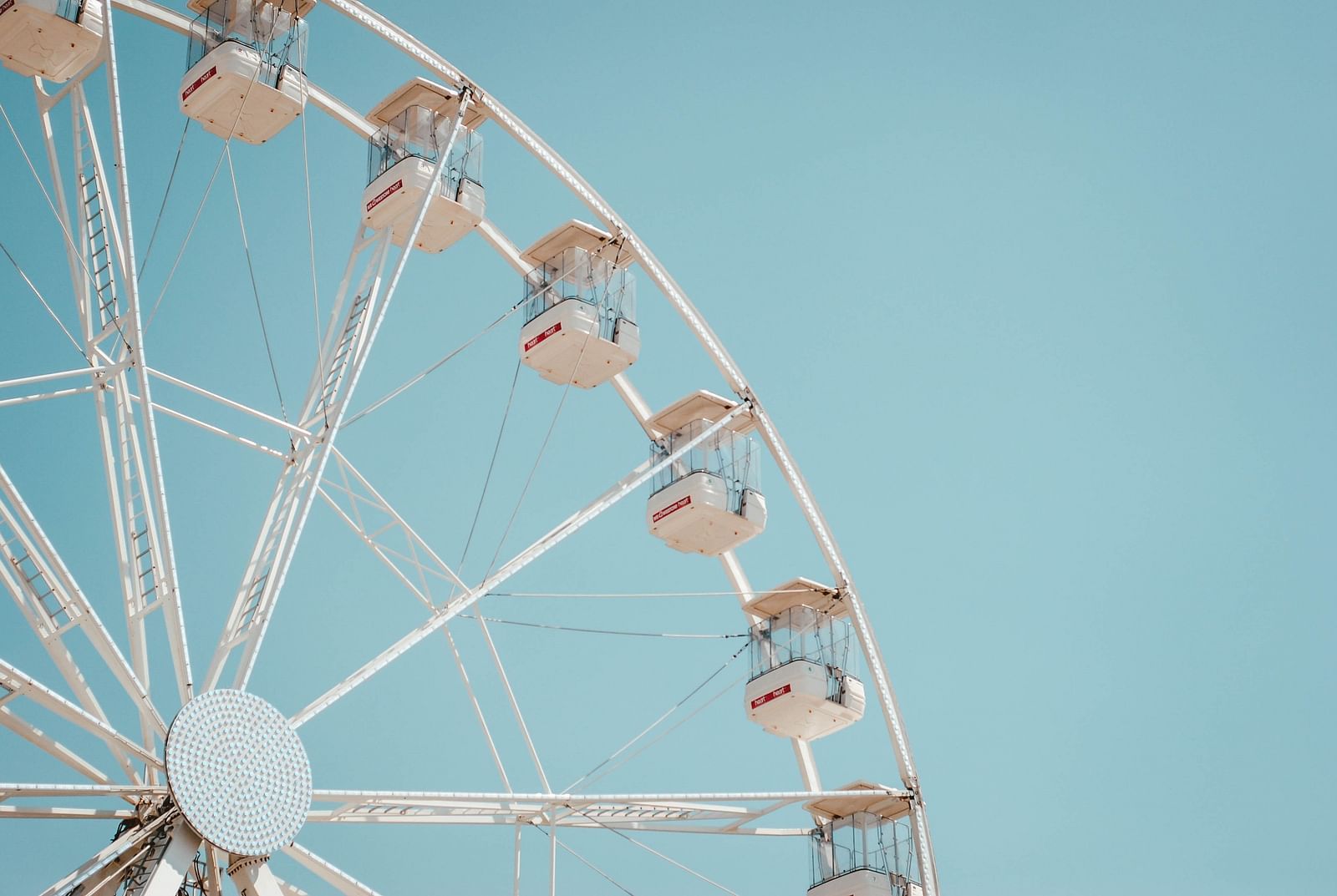 a wheel with passengers to show the views of the city