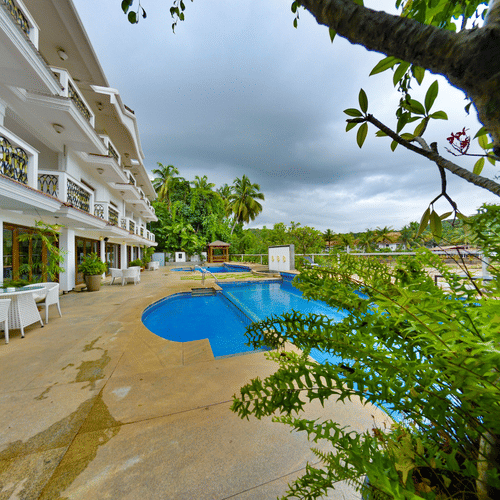 swimming pool at White Pearl Suites by Rosetum