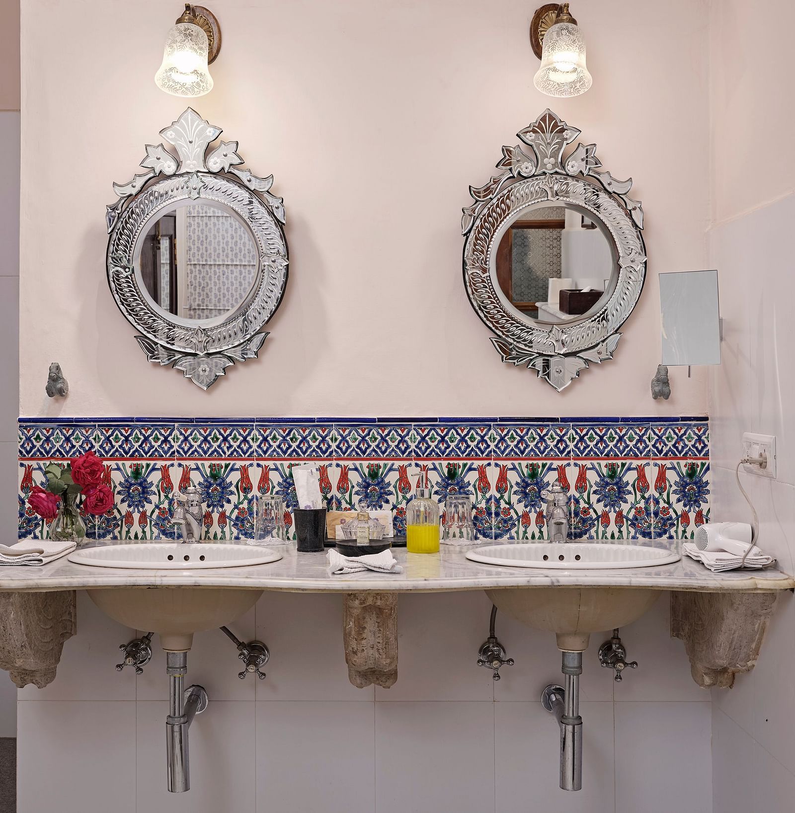 image of deluxe suite bathroom with antique mirror at Dev Shree, Deogarh