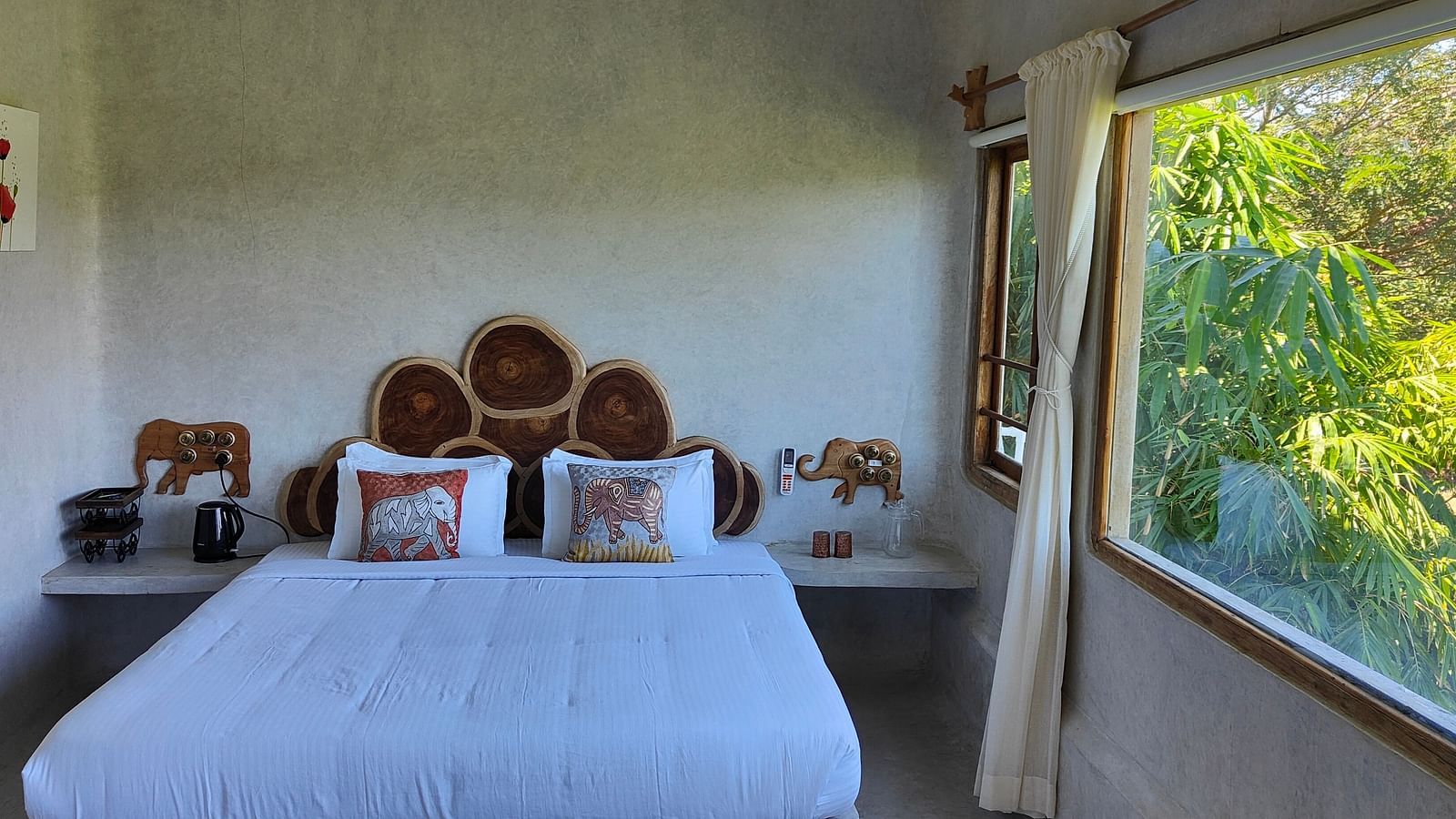 Marlin-3-. Marlin Room with king-size bed and huge windows, with a beautiful view oustide.