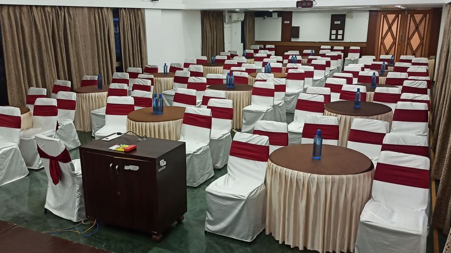 Banquet-style arrangement with a mix of round tables and theatre seating in a spacious hall at Mayur Retreat.