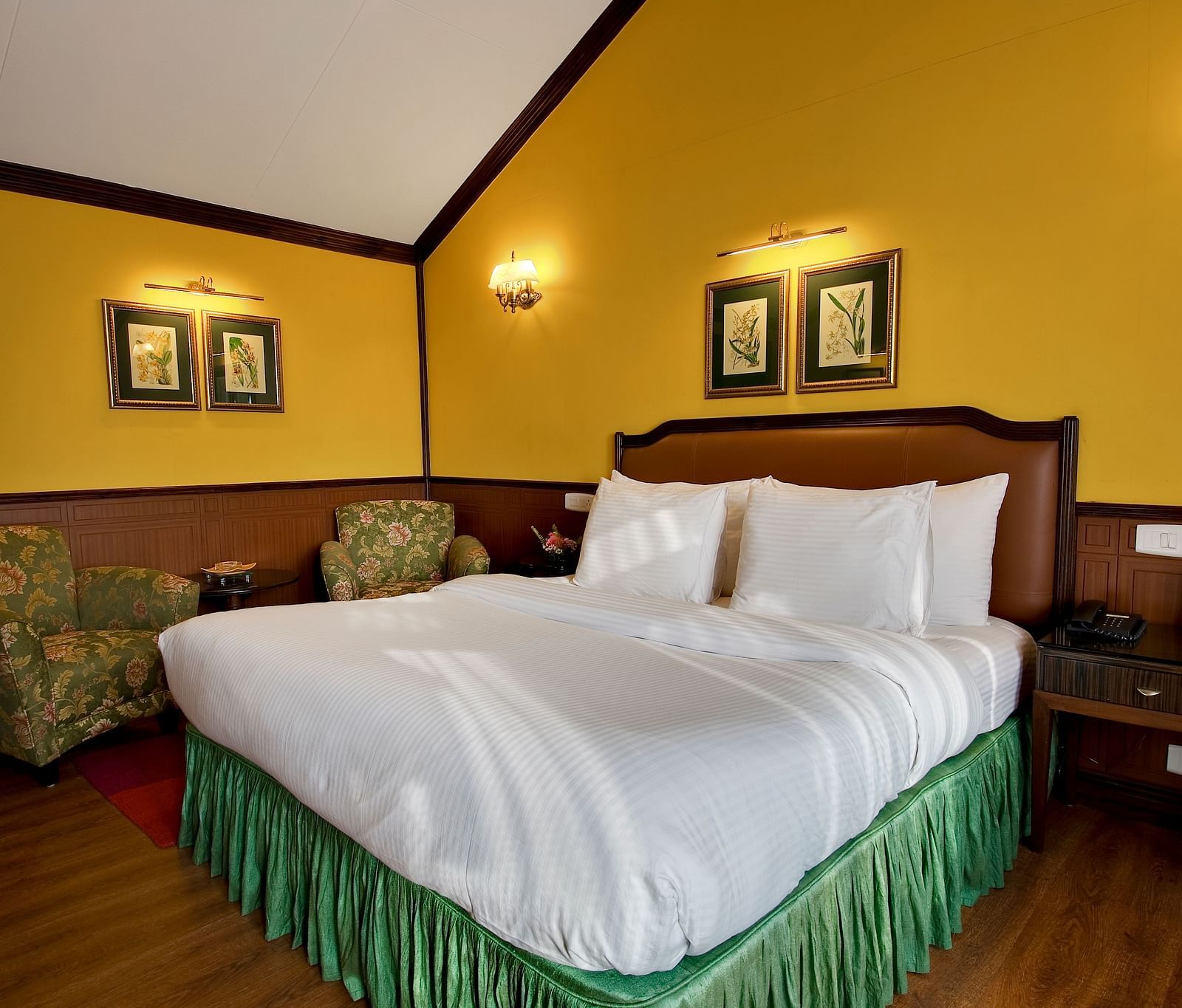 a king size bed 1 - Mayfair Hill Resort, Darjeeling