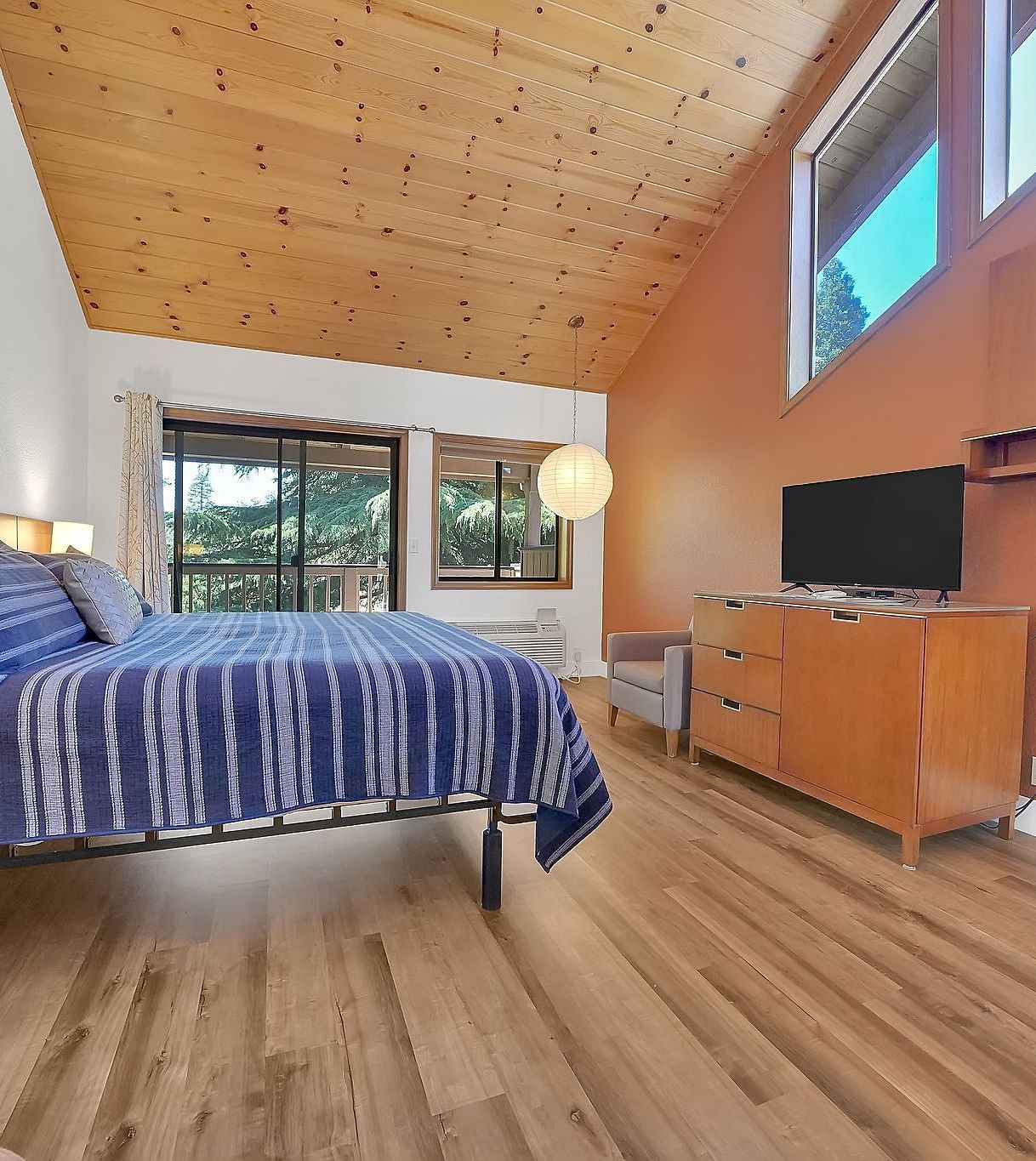 A view of a room at Amador Hotel with a double bed.