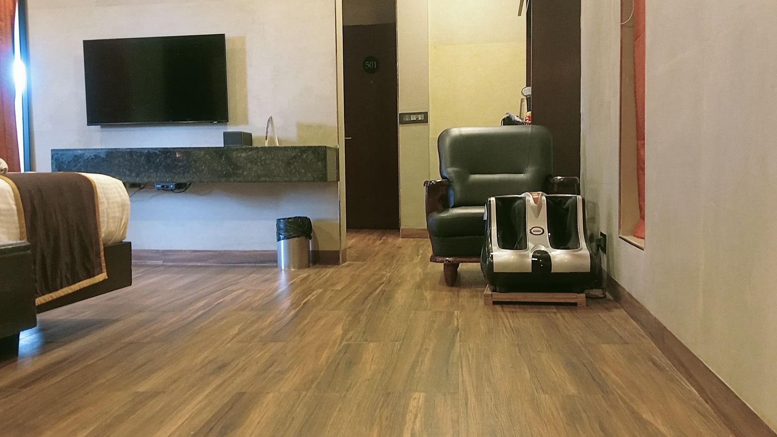 image of the living area ofthe aritst suite featuring a massage chair 