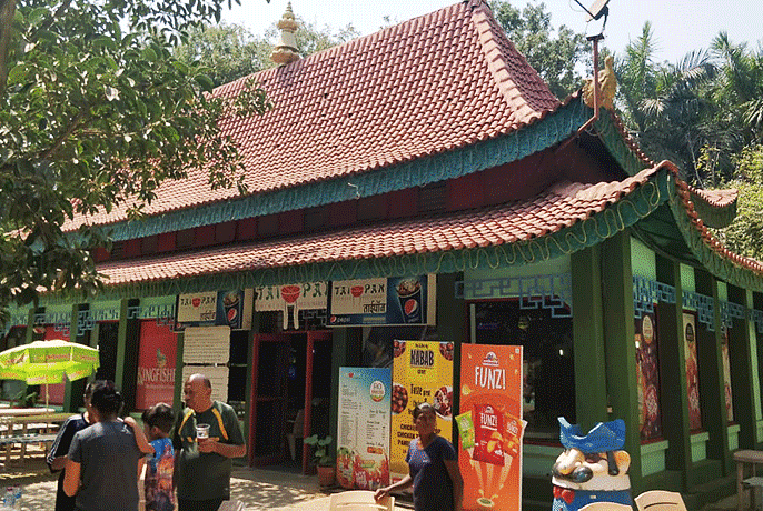 Taipan stall at Water Kingdom where people are gathered near it