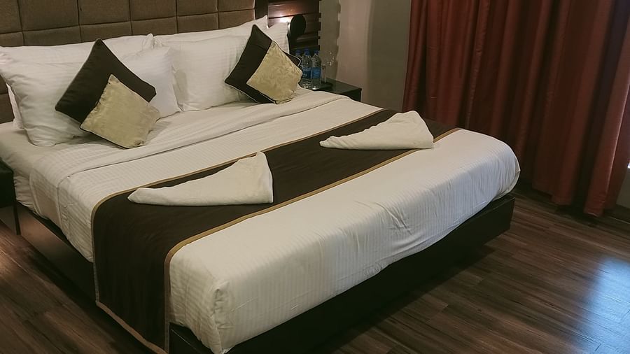 image of athe bedroom of the artist suite featuring a queen size bed along with well kept cushions