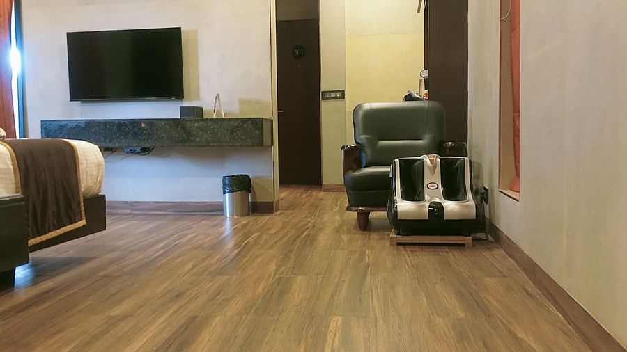 image of the living area ofthe aritst suite featuring a massage chair 