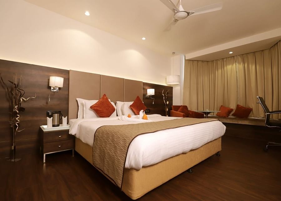 A double bed with a lamp on the side table - 5 Flowers Ananta Elite, Kota