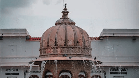 A close-up of an ornate balcony window at Udaipur’s Saheliyon Ki Bari, showcasing intricate Rajput fountain architecture, making it an exquisite must-see among the places to visit in Udaipur.