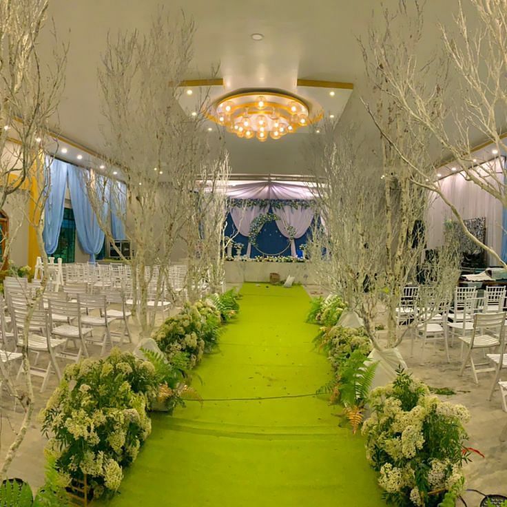 A beautiful wedding venue with an aisle leading up to the wedding podium