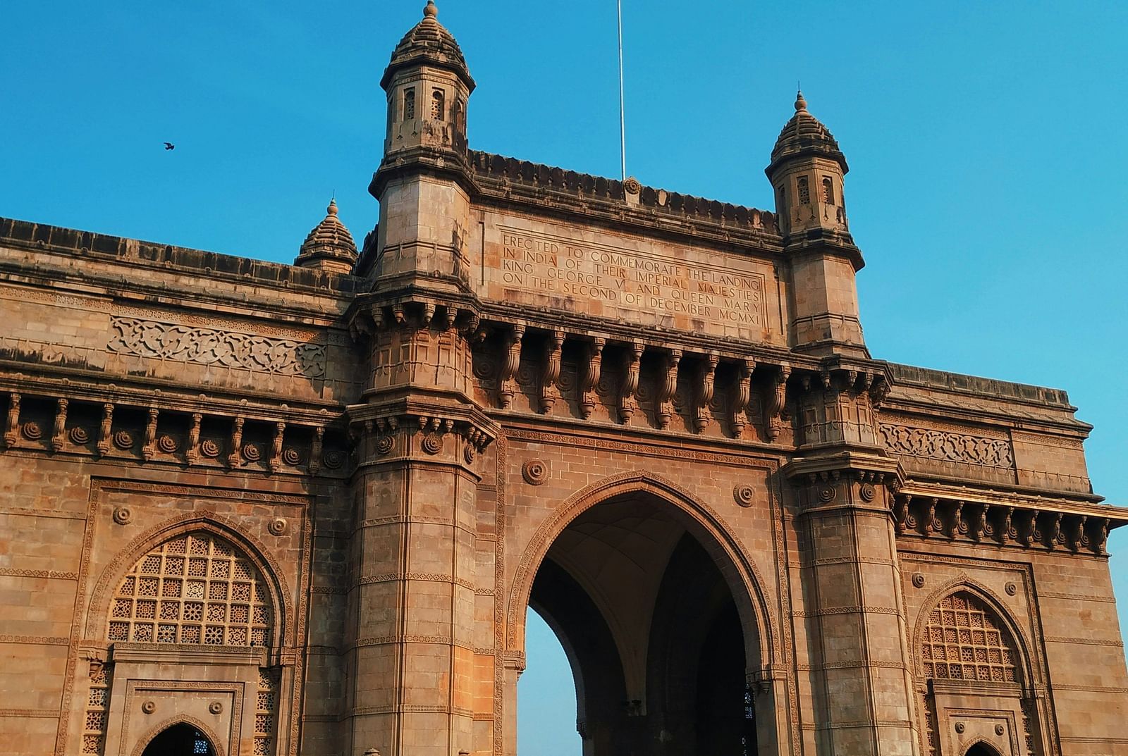 a close up image of the gateway of India with blue sky in the background