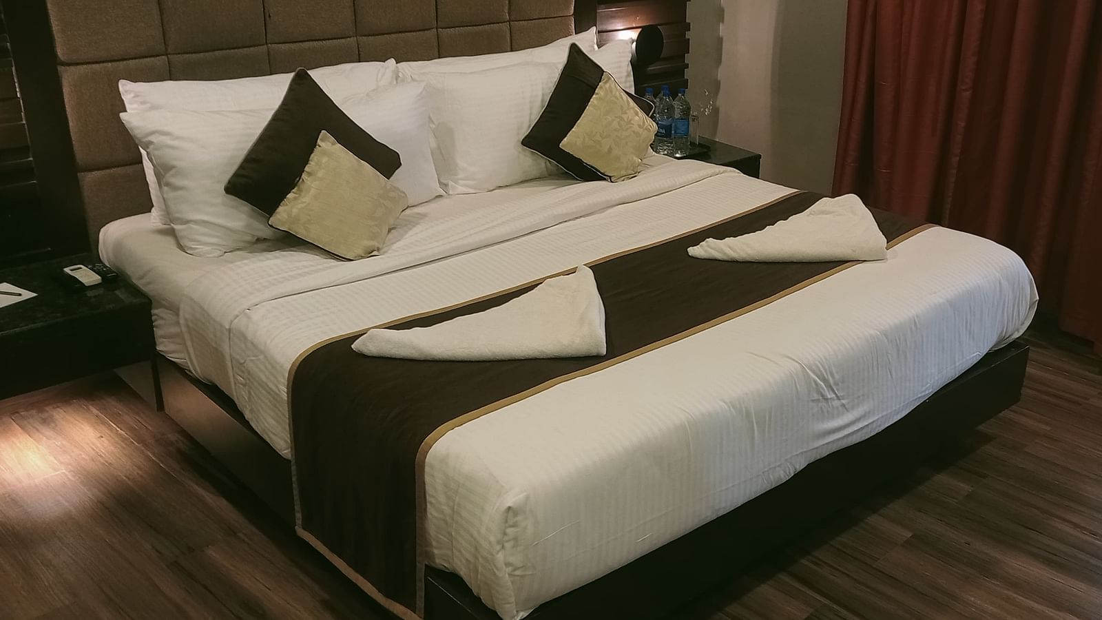 image of athe bedroom of the artist suite featuring a queen size bed along with well kept cushions