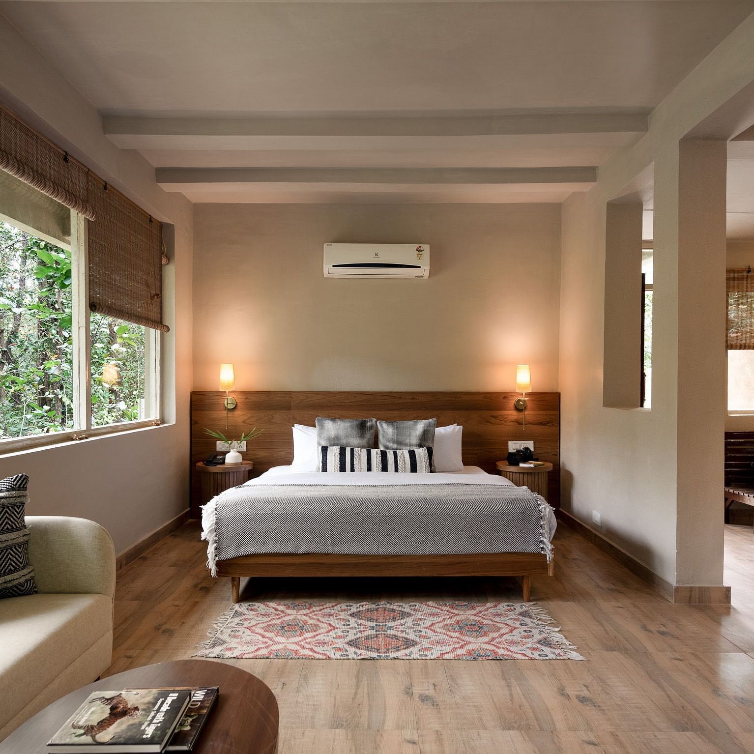 A king size bed at Jungle Cottage at Saccharum Safari Lodge, Balaghat