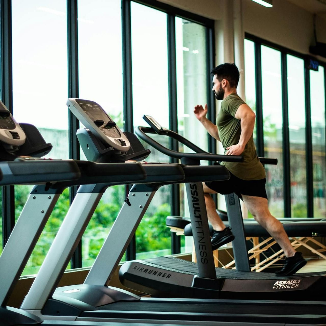 man running on the gym