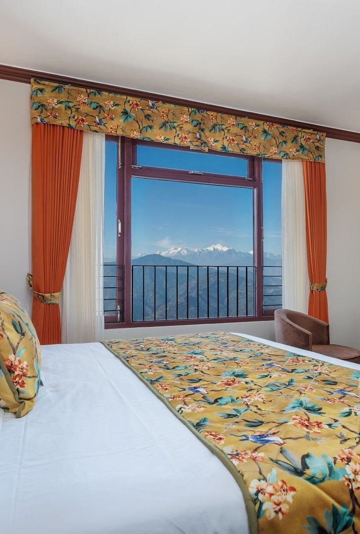 Image of a room with bed and windows on two sides of the wall at Summit Sherpa Mountain Hotel & Spa, Kalimpong