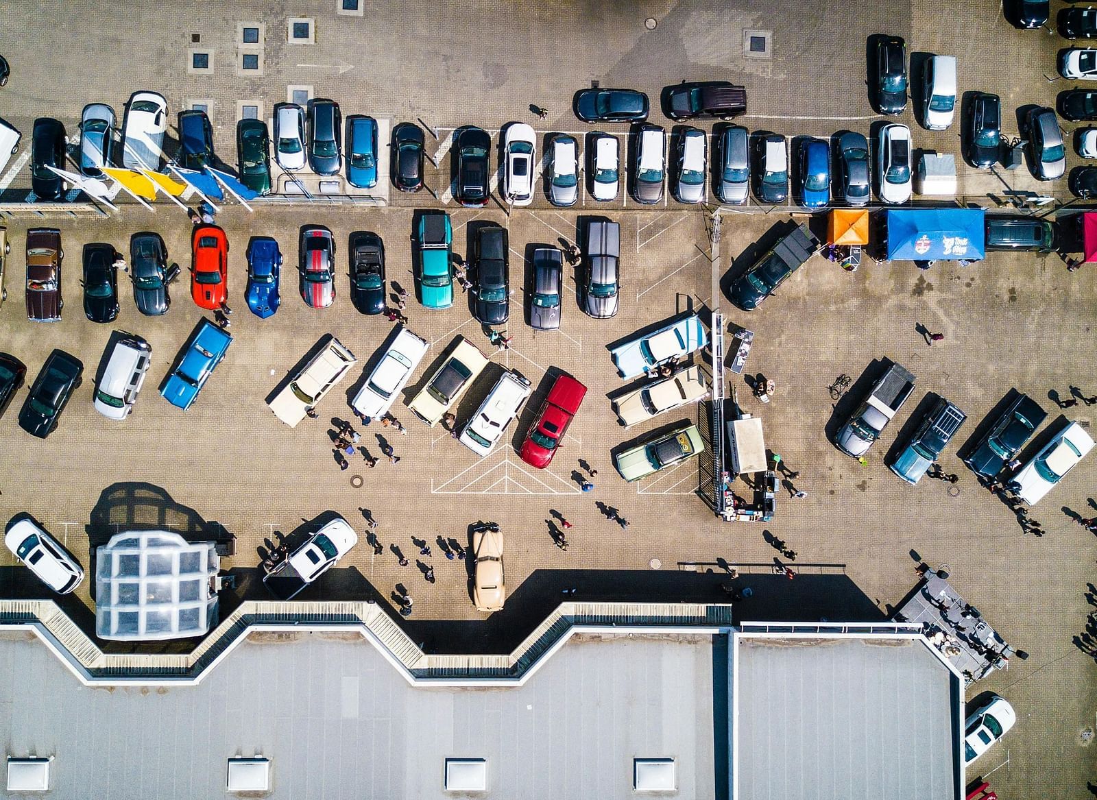  Overhead view of a busy parking lot with many cars, indicating nearby accessibility.