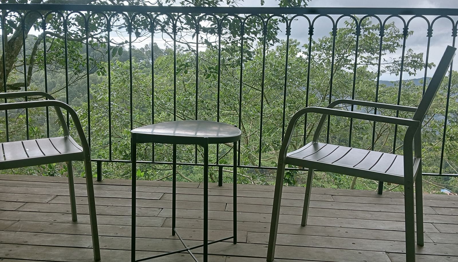image of the outdoor seating arrangement with a coffee table in the balcony of the artist suite