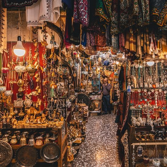 A shop with a variety of gifting items