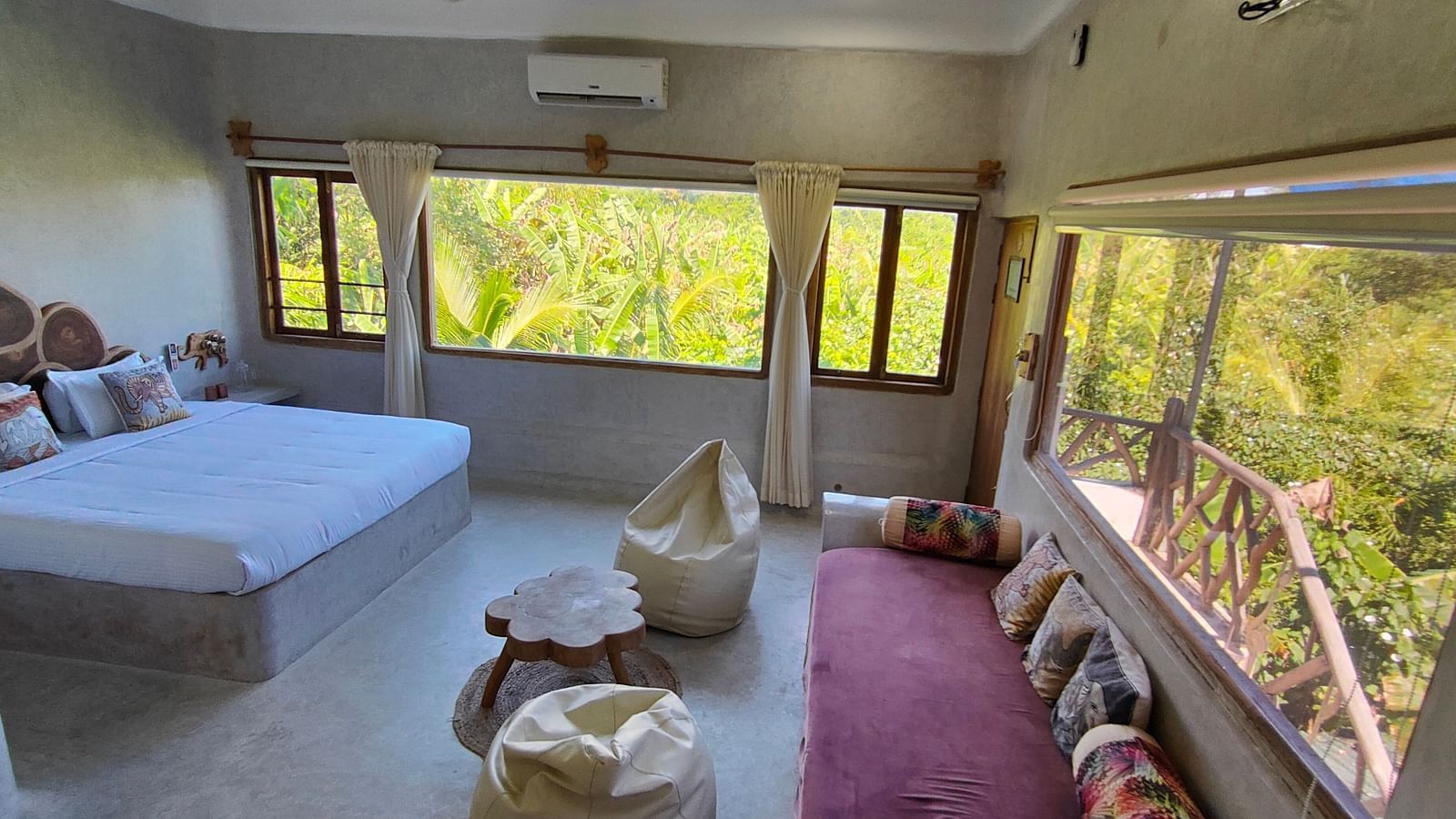 Marlin-2-Luxurious Marlin Room with private entrance and interconnecting door to the Amberjack Room for flexibility.