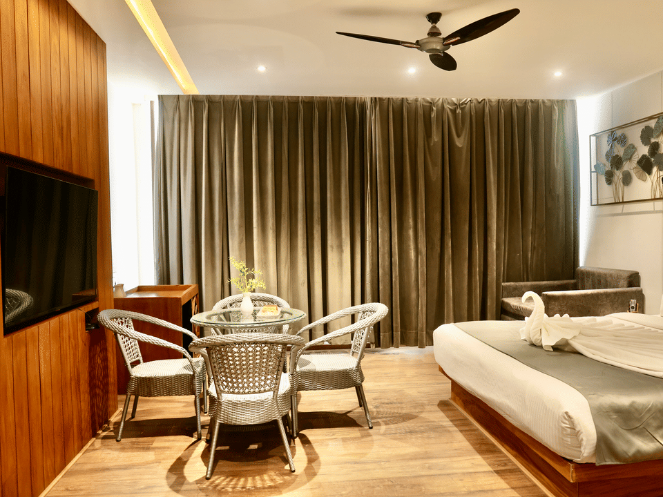 Skyline by Miraya, Premier Room, Bed with dining setting and television