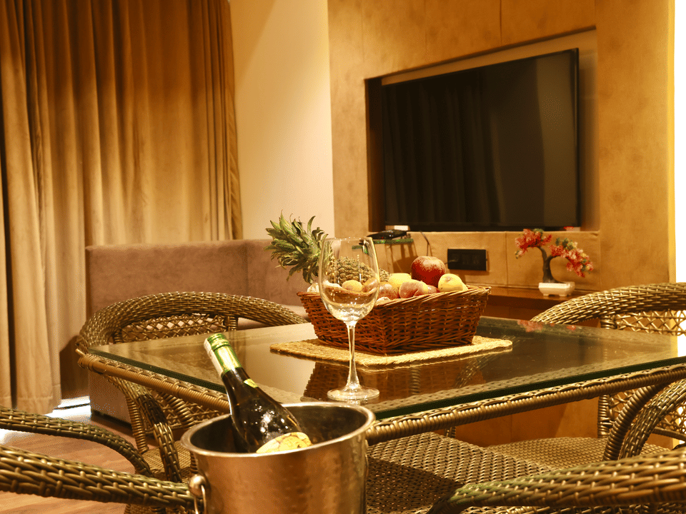Premium Room, In-room dining with chilled wine
