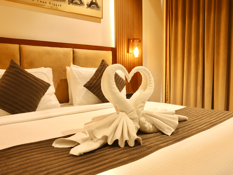 Premium Room, Swan towel art across the bed