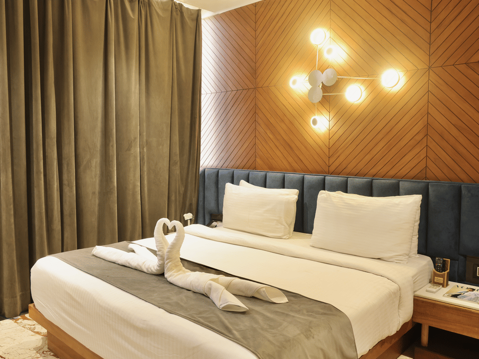 Skyline by Miraya, Venus Family Room, Bed beneath the sculptural light