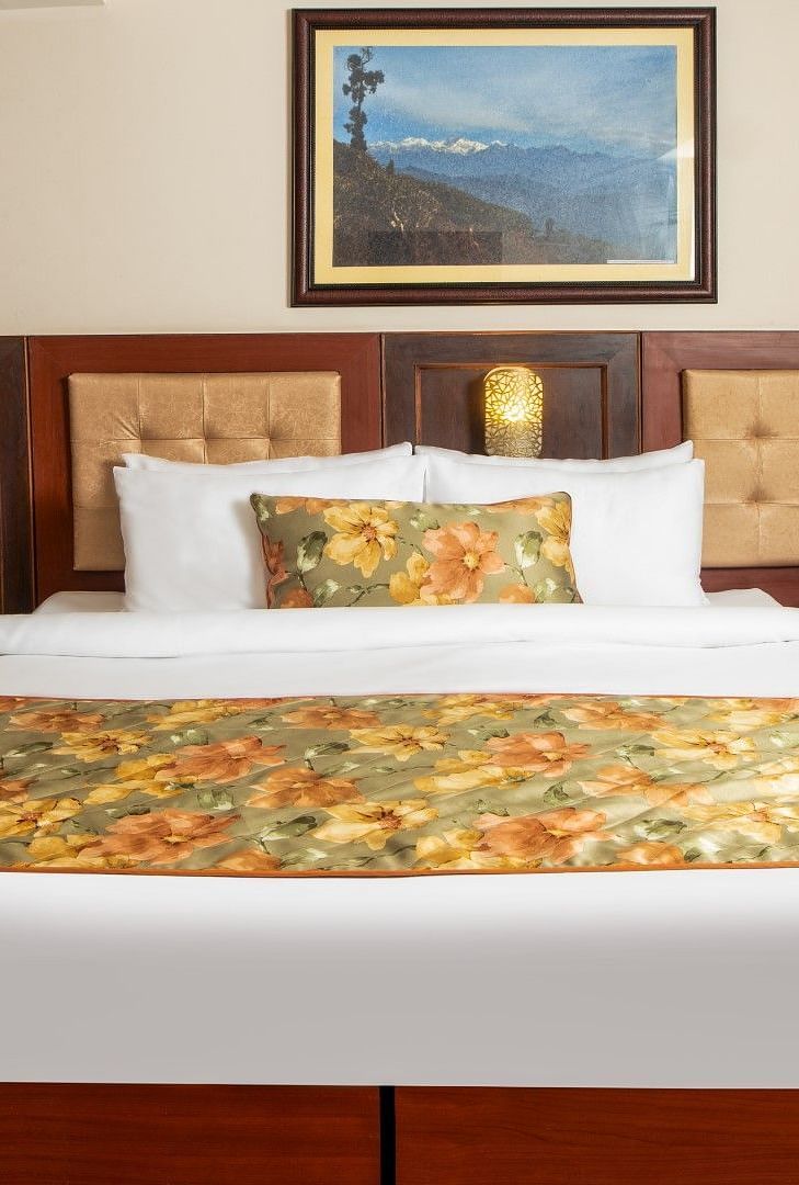 A front view of a bed in a room | Summit Oakden Resort & Spa, Mall Road