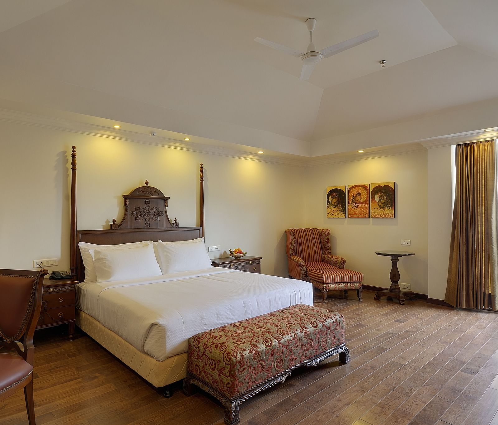 a king size bed - Mayfair Spa Resort & Casino Gangtok