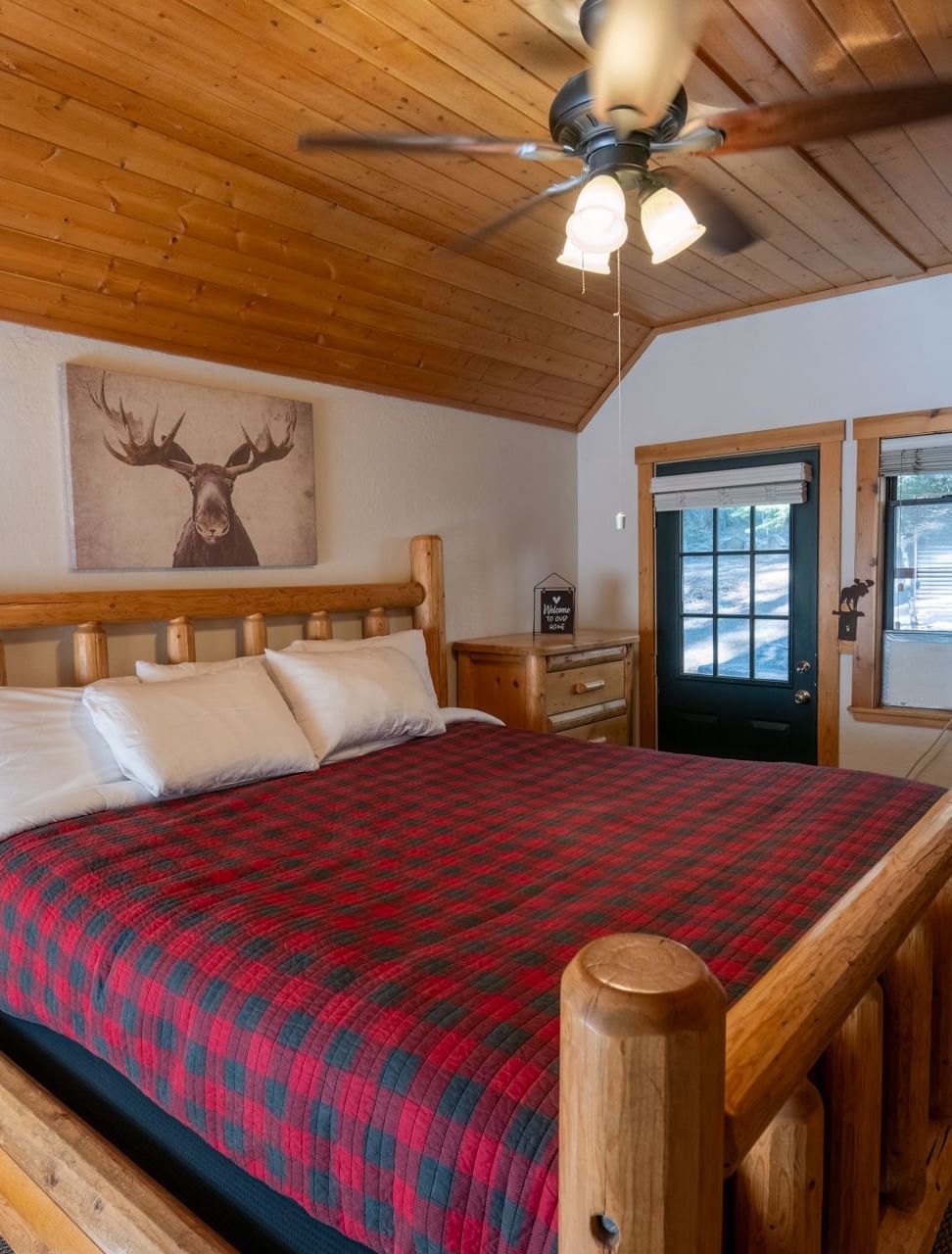 SLVH Honeymoose Cabin Bed