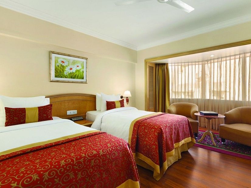 twin beds in a Deluxe Room at Hotel Ramada Plaza Palm Grove